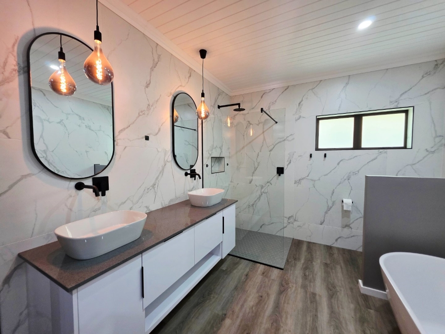 5 Bedroom Property for Sale in Langenhovenpark Free State